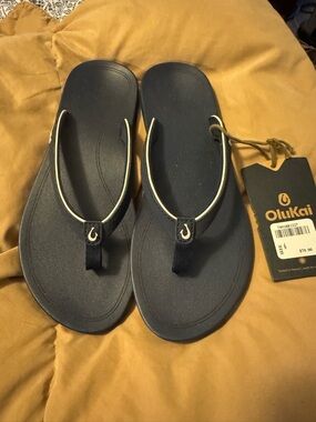 NWT Olukai ‘Uiki Navy Flip Flop Sandals with White Trim Water Friendly